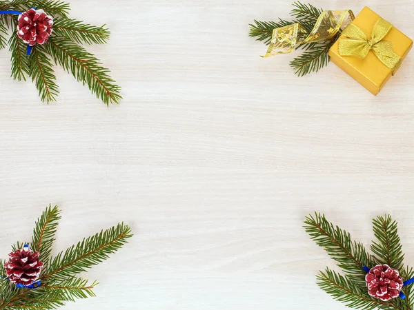 Vánoční pozadí s větve stromů jedle, kužely a dárkové krabičky — Stock fotografie