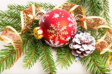 Noel süsleri çam ağacı dalları ile