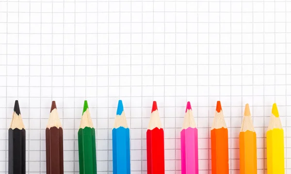 Kolorowe ołówki w rzędzie — Zdjęcie stockowe
