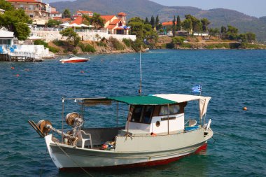 Neos Marmaras, Sitonia, Chalkidiki bölgesindeki plajda Yunan bayrağı, Yunanistan