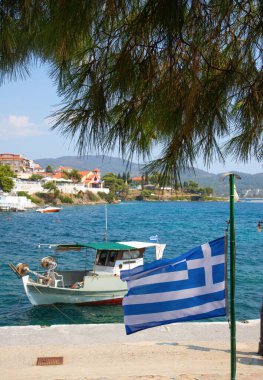 Neos Marmaras, Sitonia, Chalkidiki bölgesindeki plajda Yunan bayrağı, Yunanistan