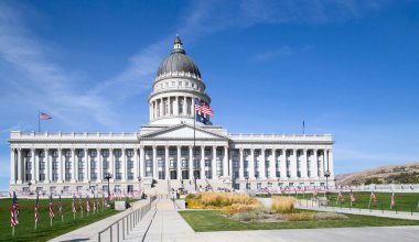 Salt Lake City, Utah, ABD - 8 Ekim 2016. Utah Eyalet Meclisi cephesi ulusal bayraklarla süslenmiş..