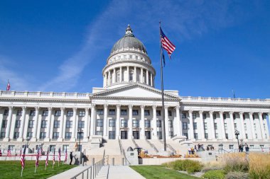 Salt Lake City, Utah, ABD - 8 Ekim 2016. Utah Eyalet Meclisi cephesi ulusal bayraklarla süslenmiş..
