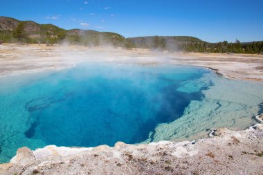 Yellowstone Ulusal Parkı 'ndaki kara kum gayzer havzası, ABD