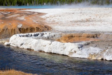 Yellowstone Ulusal Parkı 'ndaki kara kum gayzer havzası, ABD