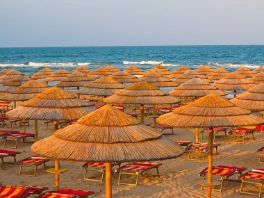 Apulia bölgesindeki Adriyatik Denizi üzerinde gün batımı