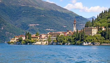 Cernobbio kasabasının panoramik manzarası (Como Gölü, İtalya)