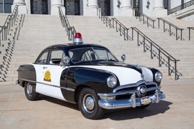 Salt Lake City, Utah, ABD - 8 Ekim 2016. Utah Eyalet Meclisi önünde tarihi bir polis arabası..