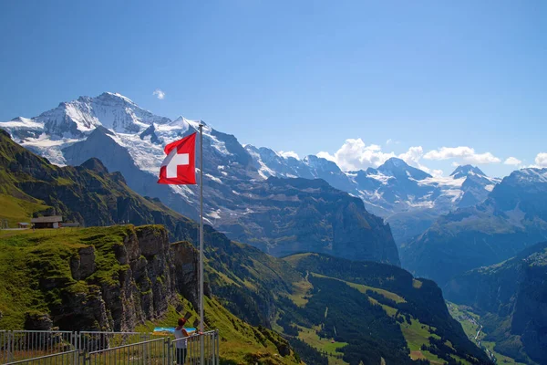 マンリヒェン山頂のスイス国旗 スイス ベルン州 ユングフラウ地方 — ストック写真