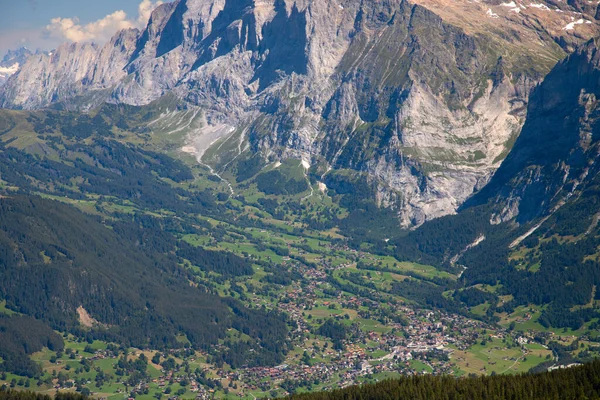 スイスアルプスの有名な村グリンデルヴァルト ユングフラウ地域の鉄道ツアーの出発点 — ストック写真