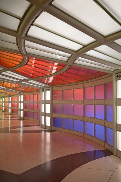 シカゴ オヘア空港のターミナルを接続するシカゴ イリノイ州 アメリカ合衆国 2016 地下通路 — ストック写真