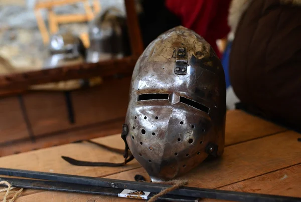 中世の金属製のヘルメット — ストック写真