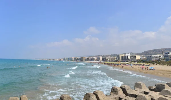 Plaży miasta Rethymno, w redakcji — Zdjęcie stockowe