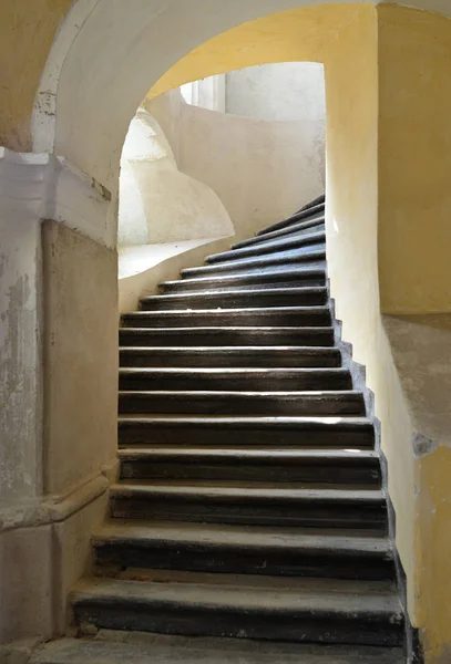 Aiud kerk interieur trappen — Stockfoto