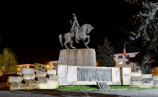 Cluj napoca noite estátua — Fotografia de Stock