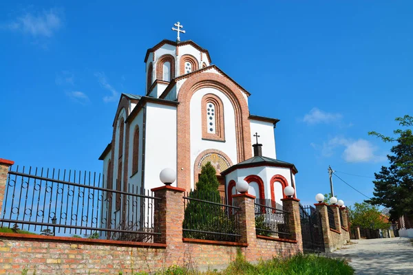 Die weiße Kirche der Stadt Vrsac — Stockfoto