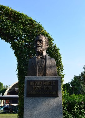 Arpad Muhle heykel