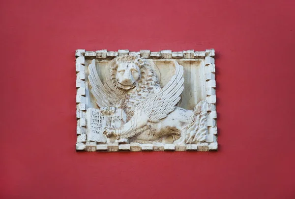 Løveplakett med venetianske vinger – stockfoto