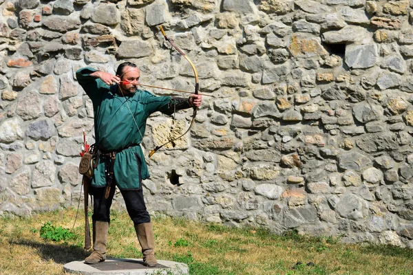 中世纪的弓箭手的男人 — 图库照片