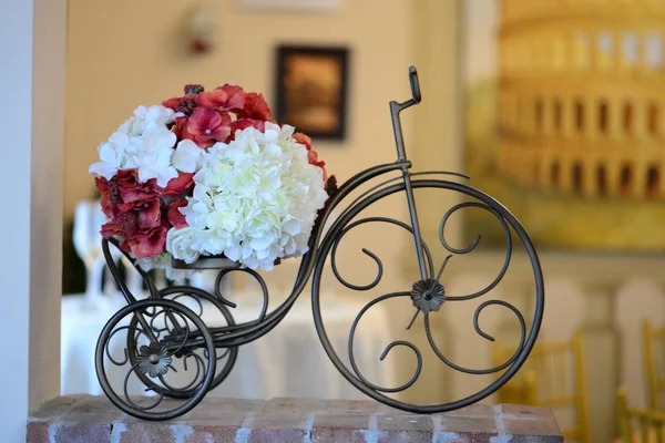 Gartenschmuck Weißes Fahrrad Mit Einem Korb Mit Künstlichen Blumen — Stockfoto