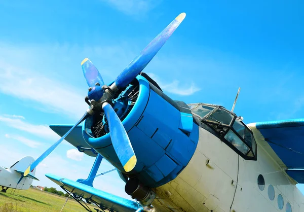 蓝天机场的小型实用飞机螺旋桨 — 图库照片