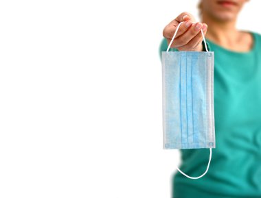 Beyaz arkaplan üzerinde virüs koruma maskesi covid-19 coronavirüs