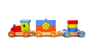 Beyaz arka planda renkli ahşap tren oyuncağı