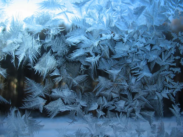 Мороз на зимнем окне — стоковое фото