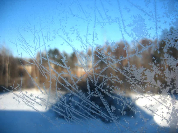 Frostiges Muster am Winterfenster — Stockfoto