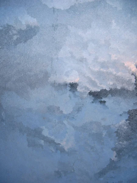 Frosty mönster på vinterfönstret — Stockfoto