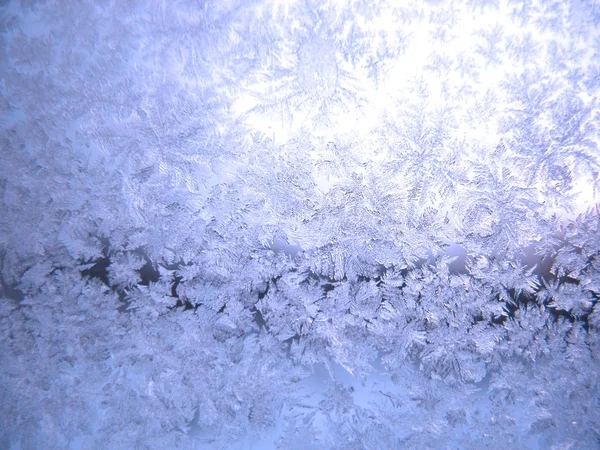 Padrão gelado na janela de inverno — Fotografia de Stock