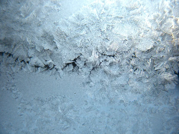 Замерзшее зимнее окно — стоковое фото