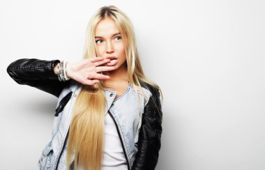 Genç sarışın kız gülümseyen şirin