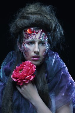 büyük çiçekler ile yaratıcı görüntü kadında.