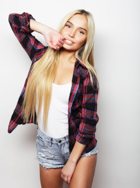 Genç sarışın kız gülümseyen şirin