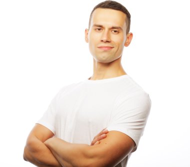 Yaşam tarzı ve insan konsepti: beyaz tişört giyen yakışıklı adam