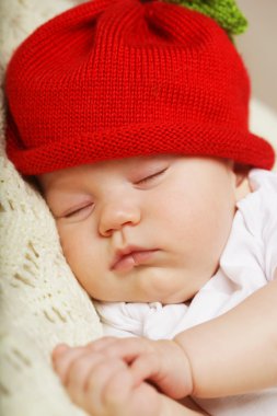 uyurken bir yatakta yatarken bebek