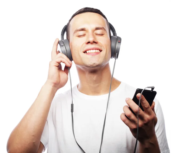 Stile di vita e il concetto di persone: Giovane uomo godendo la musica sul suo he — Foto Stock