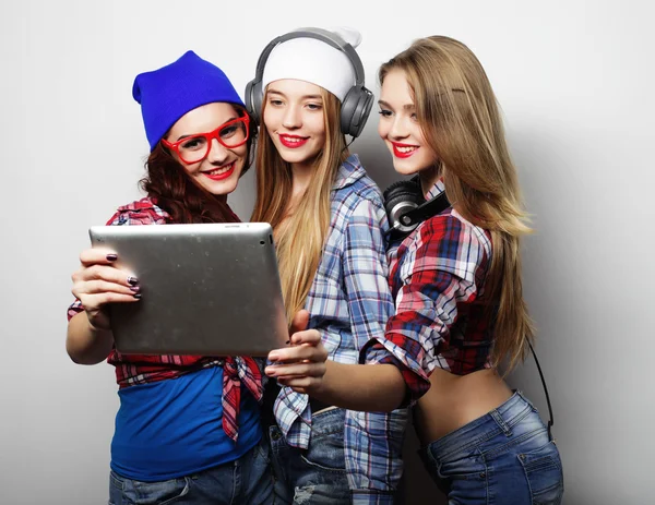 Hipsterjenter, venner som tar selfie med digital nettbrett – stockfoto