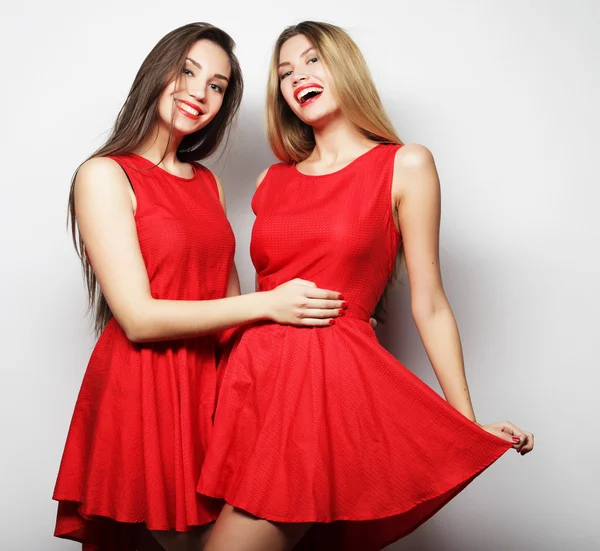 Młode dziewczyny w czerwonej sukience na białym tle — Zdjęcie stockowe