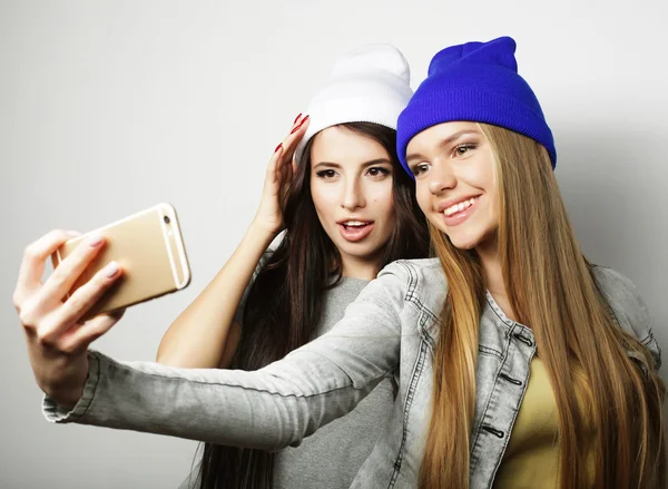 Dos amigas adolescentes en traje hipster hacen selfie —  Fotos de Stock
