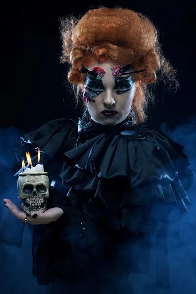 Bild einer schönen Fantasiefrau mit Totenkopf. Halloween-Thema. — Stockfoto