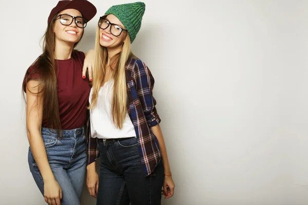 Two young girl friends standing together and having fun — Stock Photo, Image