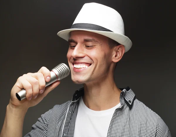 Giovane cantante con microfono — Foto Stock