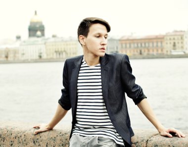 giyiyor rahat açık havada genç adam