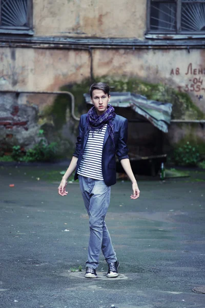 Молодой человек моды в повседневной одежде . — стоковое фото