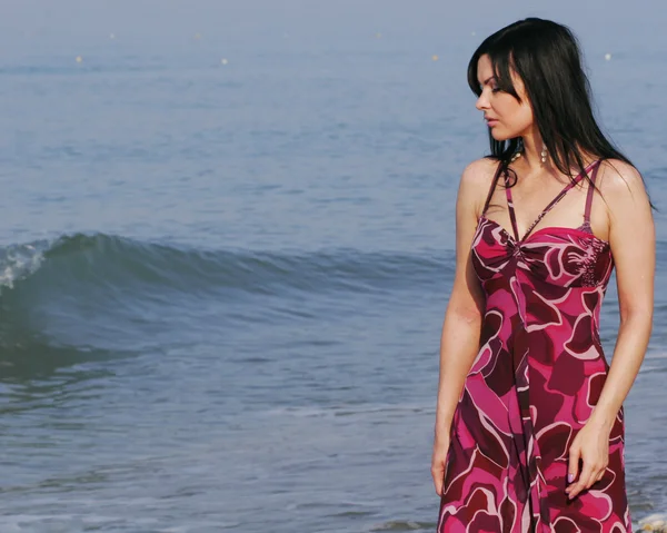 Junge Frau im Sommer auf dem Meer — Stockfoto