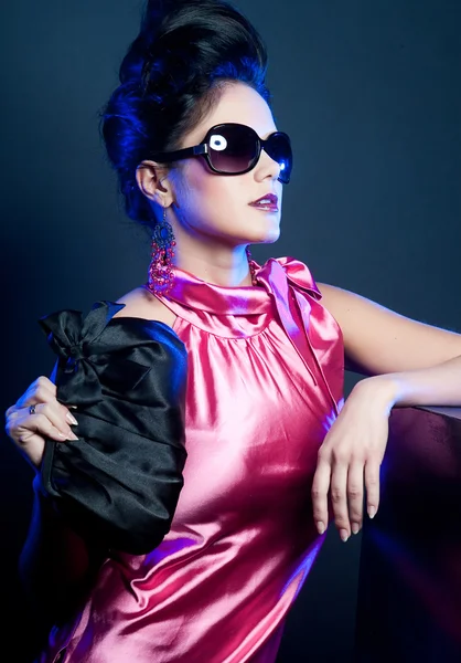 Donna con occhiali da sole moda e borsetta — Foto Stock