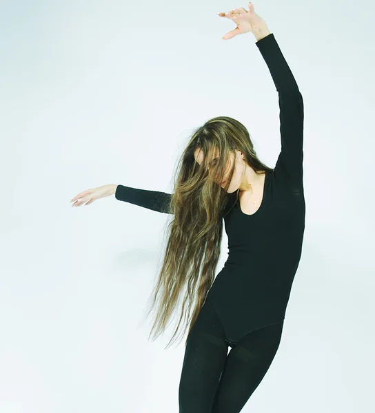 Hermosa bailarina con cabello largo — Foto de Stock