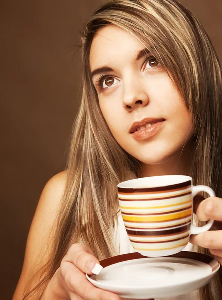 Junge Frau mit einer Tasse Kaffee — Stockfoto